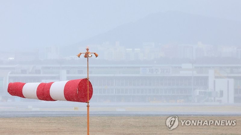 눈보라 치는 제주국제공항 (출처=연합뉴스)