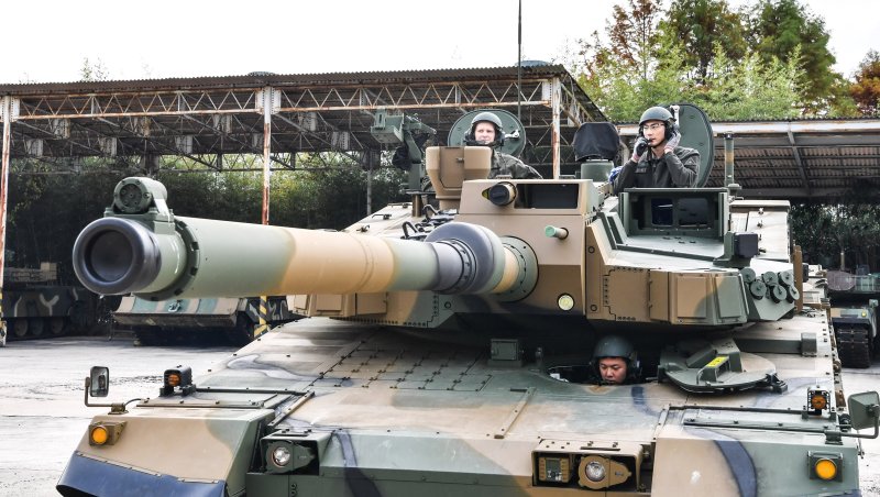 'K2전차 기본과정'에 참가한 폴란드군 교육생(왼쪽)이 K2전차 운용 노하우를 교육 받고 있다. (육군 제공) 2024.11.22/뉴스1