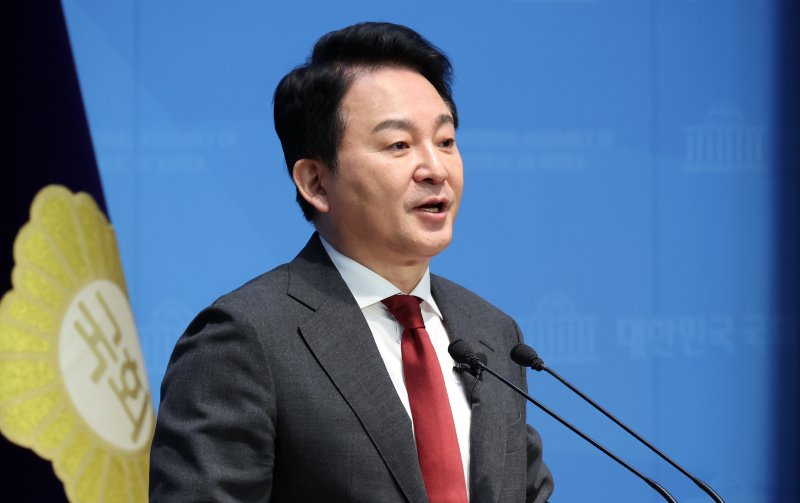 [서울=뉴시스] 조성우 기자 = 원희룡 전 국토교통부 장관이 12일 오전 서울 여의도 국회 소통관에서 윤석열 대통령 탄핵심판과 관련해 헌법재판소의 불공정성과 편향성 문제를 주장하는 기자회견을 하고 있다. 2025.02.12. xconfind@newsis.com