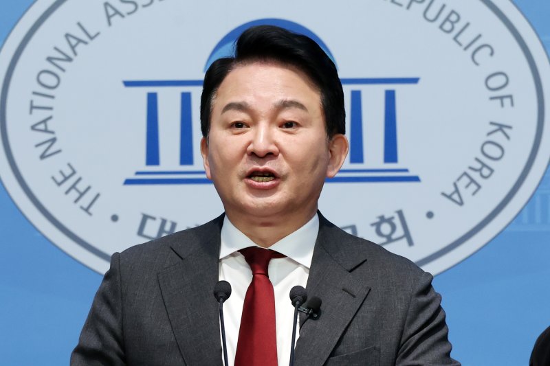 [서울=뉴시스] 조성우 기자 = 원희룡 전 국토교통부 장관이 12일 오전 서울 여의도 국회 소통관에서 윤석열 대통령 탄핵심판과 관련해 헌법재판소의 불공정성과 편향성 문제를 주장하는 기자회견을 하고 있다. 2025.02.12. xconfind@newsis.com
