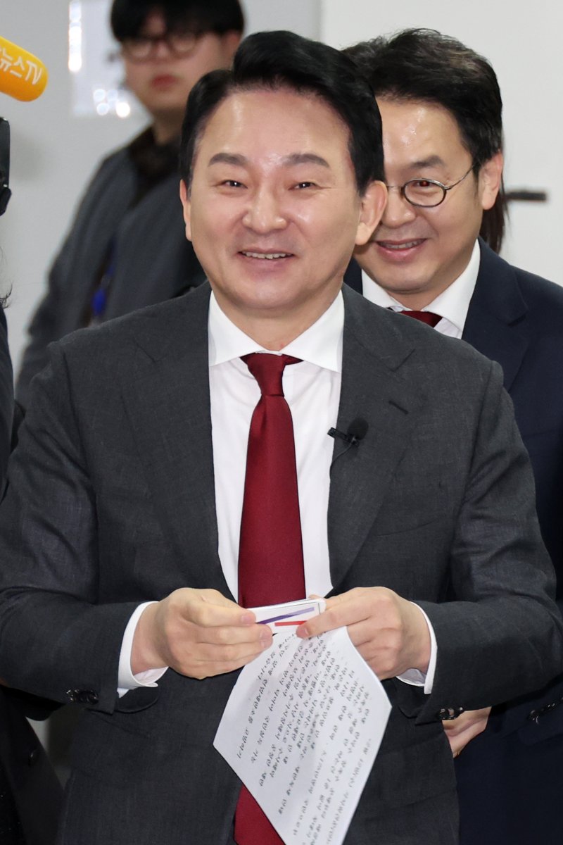 [서울=뉴시스] 조성우 기자 = 원희룡 전 국토교통부 장관이 12일 오전 서울 여의도 국회 소통관에서 윤석열 대통령 탄핵심판과 관련해 헌법재판소의 불공정성과 편향성 문제를 주장하는 기자회견을 하기 위해 입장하고 있다. 2025.02.12. xconfind@newsis.com