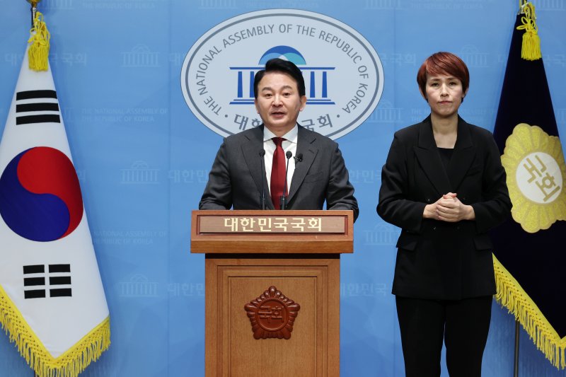 [서울=뉴시스] 조성우 기자 = 원희룡 전 국토교통부 장관이 12일 오전 서울 여의도 국회 소통관에서 윤석열 대통령 탄핵심판과 관련해 헌법재판소의 불공정성과 편향성 문제를 주장하는 기자회견을 하고 있다. 2025.02.12. xconfind@newsis.com