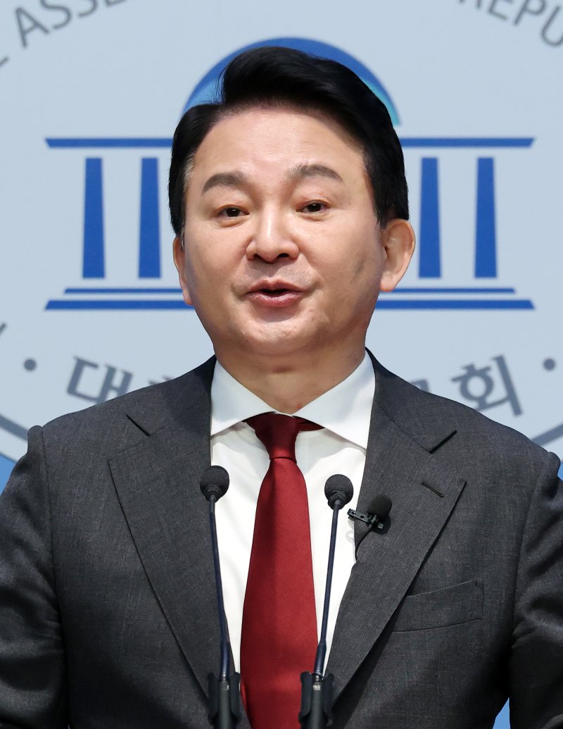 [서울=뉴시스] 조성우 기자 = 원희룡 전 국토교통부 장관이 12일 오전 서울 여의도 국회 소통관에서 윤석열 대통령 탄핵심판과 관련해 헌법재판소의 불공정성과 편향성 문제를 주장하는 기자회견을 하고 있다. 2025.02.12. xconfind@newsis.com