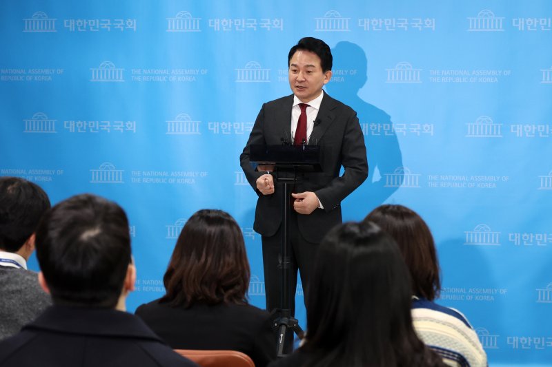 [서울=뉴시스] 조성우 기자 = 원희룡 전 국토교통부 장관이 12일 오전 서울 여의도 국회 소통관에서 윤석열 대통령 탄핵심판과 관련해 헌법재판소의 불공정성과 편향성 문제를 주장하는 기자회견을 마친 뒤 취재진 질문에 답하고 있다. 2025.02.12. xconfind@newsis.com
