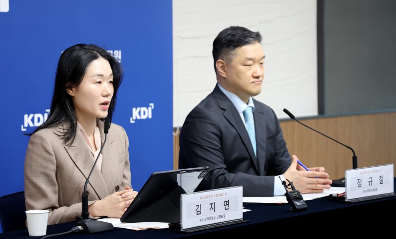정규철 KDI 경제전망실장, 김지연 KDI 경제전망실 전망총괄이 11일 세종시 정부세종청사 기획재정부 브리핑실에서 2025년 2월 수정 경제전망 내용을 발표하고 있다. 2025.2.11/뉴스1 ⓒ News1 김기남 기자