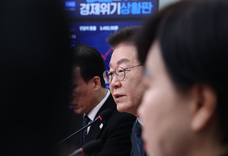[서울=뉴시스] 고승민 기자 = 이재명 더불어민주당 대표가 12일 서울 여의도 국회에서 열린 최고위원회의에서 발언하고 있다. 2025.02.12. kkssmm99@newsis.com