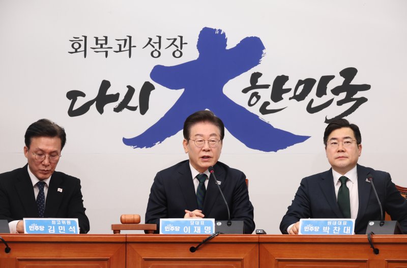[서울=뉴시스] 고승민 기자 = 이재명 더불어민주당 대표가 12일 서울 여의도 국회에서 열린 최고위원회의에서 발언하고 있다. 2025.02.12. kkssmm99@newsis.com