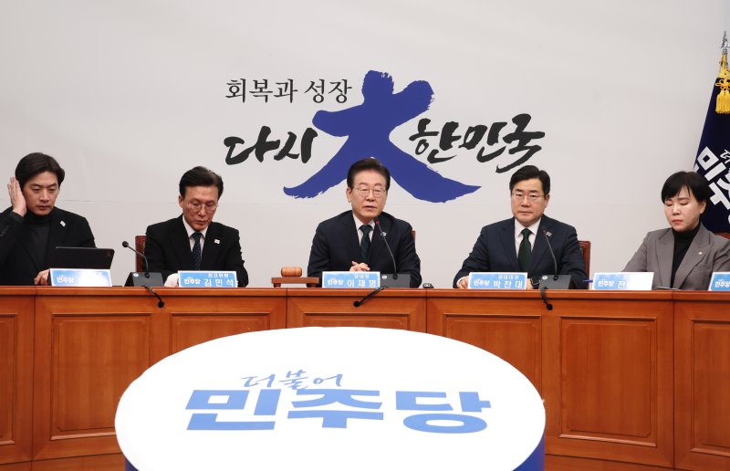 [서울=뉴시스] 고승민 기자 = 이재명 더불어민주당 대표가 12일 서울 여의도 국회에서 열린 최고위원회의에서 발언하고 있다. 2025.02.12. kkssmm99@newsis.com