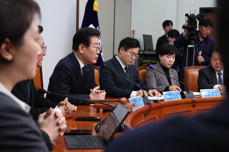 [서울=뉴시스] 고승민 기자 = 이재명 더불어민주당 대표가 12일 서울 여의도 국회에서 열린 최고위원회의에서 발언하고 있다. 2025.02.12. kkssmm99@newsis.com
