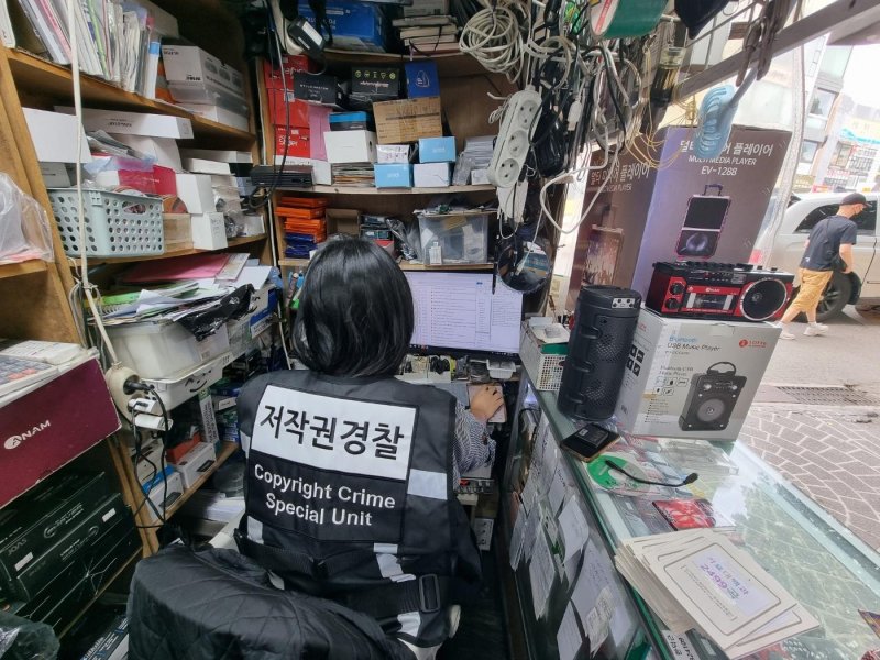 [진주=뉴시스]문체부 특사경, 불법복제 단속 현장.(사진=한국저작권 보호원 제공).2025.02.12.photo@newsis.com *재판매 및 DB 금지