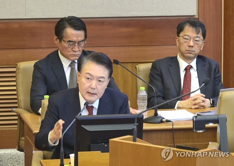 尹측, 탄핵심판 대리인단에 변호사 3명 보강…변호인단 총 22명