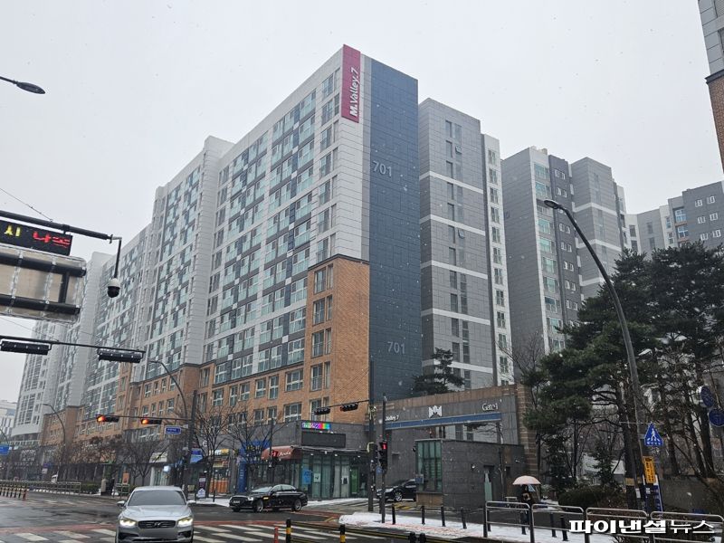 "회사는 좋겠지만 우린 어디서 살죠?"…집 구하기 '한숨'