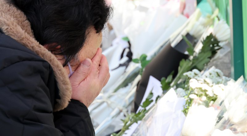 [대전=뉴시스] 강종민 기자 = 11일 오후 초등학생 피살사건이 발생한 대전 서구 관저동의 한 초등학교 정문 옆 담장에서 한 시민이 눈물을 흘리며 고 김하늘(8) 양을 추모하고 있다. 2025.02.11. ppkjm@newsis.com