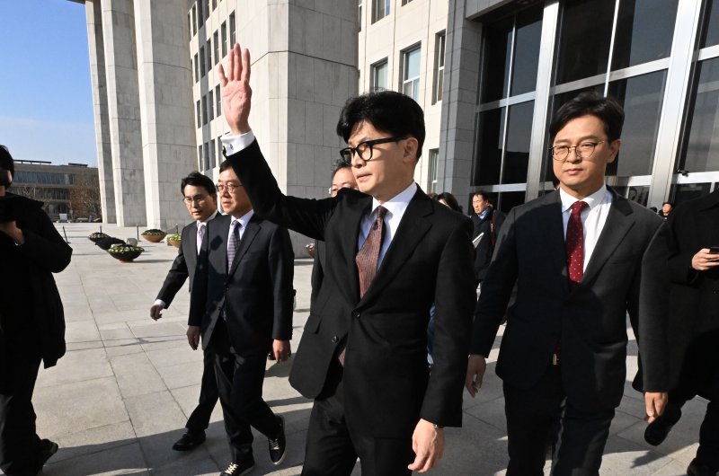 한동훈 국민의힘 대표가 2024년 12월 16일 오전 서울 여의도 국회에서 당 대표 사퇴 기자회견을 한 후 본청을 나서며 지지자들을 향해 인사하고 있다. (공동취재) 2024.12.16/뉴스1 ⓒ News1 이재명 기자