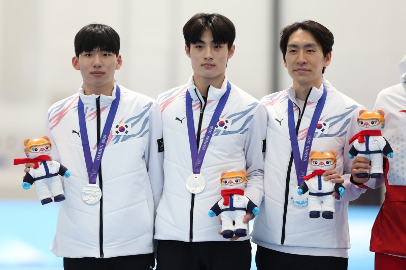[하얼빈(중국)=뉴시스] 김선웅 기자 = 지난 11일(현지 시간) 중국 하얼빈 헤이룽장 스피드스케이팅 오벌에서 열린 2025 하얼빈 동계 아시안게임 스피드스케이팅 남자 팀추월 경기 시상식에서 정재원, 박상언, 이승훈이 은메달을 수상하고 있다. 2025.02.11. mangusta@newsis.com