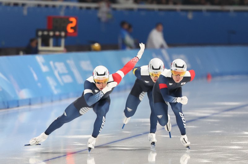 [하얼빈(중국)=뉴시스] 김선웅 기자 = 지난 10일(현지 시간) 중국 하얼빈 헤이룽장 스피드스케이팅 오벌에서 열린 2025 하얼빈 동계아시안게임 스피드스케이팅 남자 팀 스프린트 경기에서 대한민국 김준호, 차민규, 조상혁이 질주하고 있다. 2025.02.10. mangusta@newsis.com