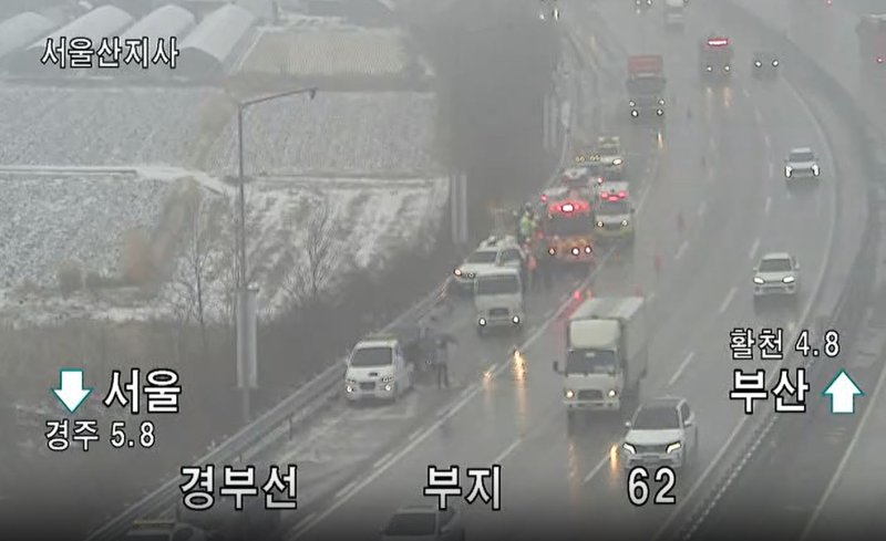 [경주=뉴시스] 12일 오전 8시54분께 경북 경주시 내남면 경부고속도로 서울방면 62㎞ 지점에서 스포티지 차량이 미끄러지며 갓길에 정차된 도로공사 순찰차를 추돌했다. (사진=경북소방본부 제공) 2025.02.12. photo@newsis.com *재판매 및 DB 금지