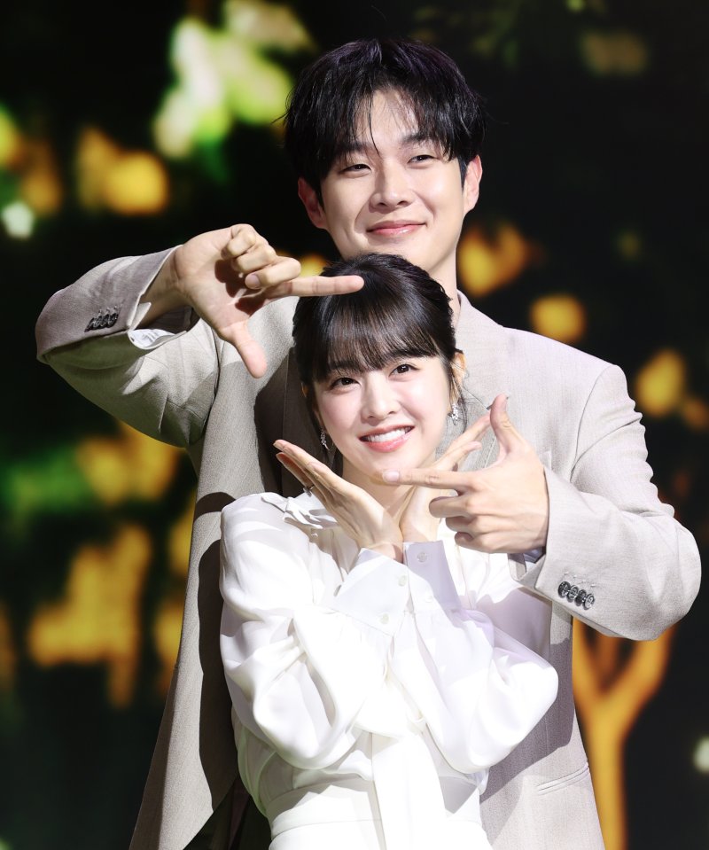 배우 최우식과 박보영(앞)이 12일 서울 종로구 JW메리어트 동대문 스퀘어 서울에서 열린 넷플릭스 시리즈 '멜로무비' 제작발표회에서 포즈를 취하고 있다. '멜로무비'는 사랑도 하고 싶고 꿈도 이루고 싶은 애매한 청춘들이 서로를 발견하고 영감이 되어주며 각자의 트라우마를 이겨내는 영화 같은 사랑을 그린 로맨스극이다. 2025.2.12/뉴스1 ⓒ News1 권현진 기자