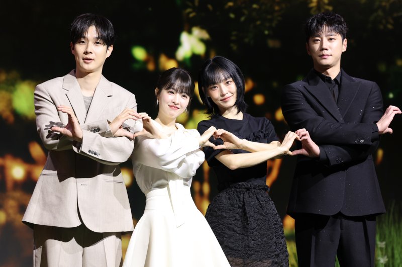 배우 최우식(왼쪽부터)과 박보영, 전소니, 이준영이 12일 서울 종로구 JW메리어트 동대문 스퀘어 서울에서 열린 넷플릭스 시리즈 '멜로무비' 제작발표회에서 포즈를 취하고 있다. '멜로무비'는 사랑도 하고 싶고 꿈도 이루고 싶은 애매한 청춘들이 서로를 발견하고 영감이 되어주며 각자의 트라우마를 이겨내는 영화 같은 사랑을 그린 로맨스극이다. 2025.2.12/뉴스1 ⓒ News1 권현진 기자