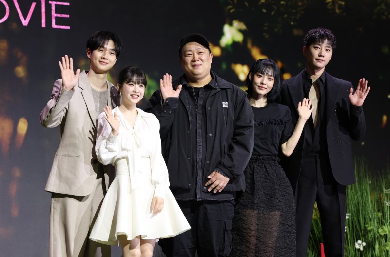 배우 최우식(왼쪽부터)과 박보영, 오충환 감독, 전소니, 이준영이 12일 서울 종로구 JW메리어트 동대문 스퀘어 서울에서 열린 넷플릭스 시리즈 '멜로무비' 제작발표회에서 포즈를 취하고 있다. '멜로무비'는 사랑도 하고 싶고 꿈도 이루고 싶은 애매한 청춘들이 서로를 발견하고 영감이 되어주며 각자의 트라우마를 이겨내는 영화 같은 사랑을 그린 로맨스극이다. 2025.2.12/뉴스1 ⓒ News1 권현진 기자