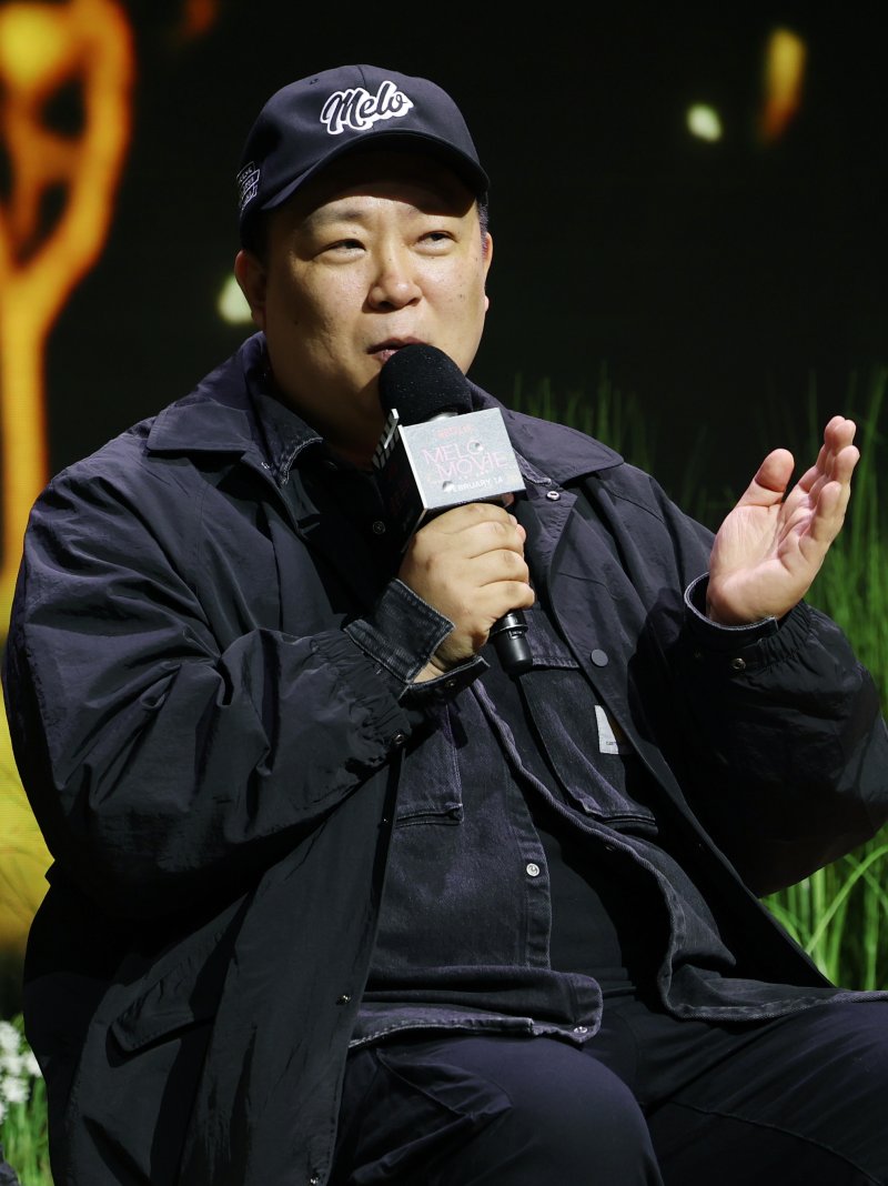 오충환 감독이 12일 서울 종로구 JW메리어트 동대문 스퀘어 서울에서 열린 넷플릭스 시리즈 '멜로무비' 제작발표회에서 인사말을 하고 있다. '멜로무비'는 사랑도 하고 싶고 꿈도 이루고 싶은 애매한 청춘들이 서로를 발견하고 영감이 되어주며 각자의 트라우마를 이겨내는 영화 같은 사랑을 그린 로맨스극이다. 2025.2.12/뉴스1 ⓒ News1 권현진 기자