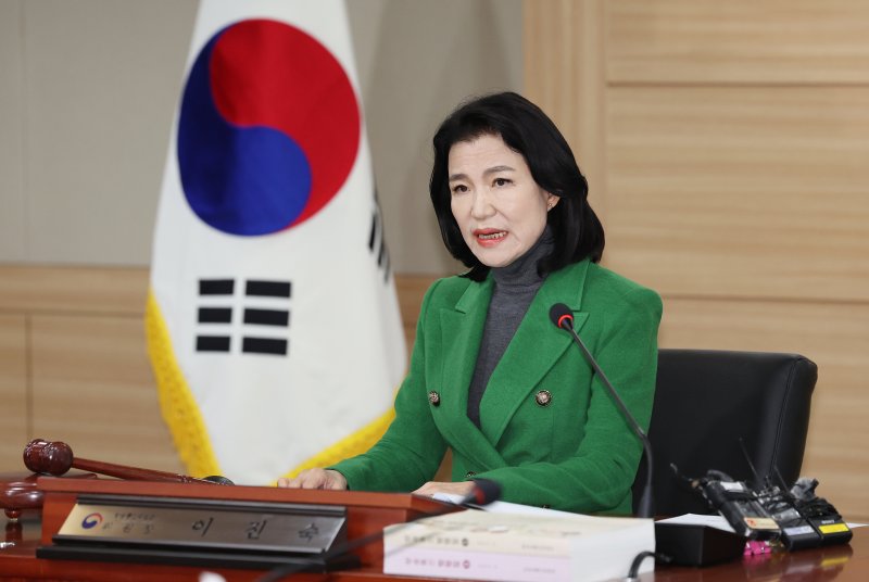 이진숙 방송통신위원회 위원장이 12일 오전 경기 정부과천청사 내 방통위 청사에서 열린 전체회의를 주재하고 있다. 뉴시스