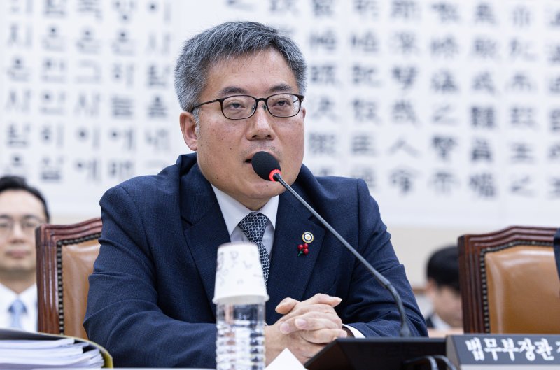 김석우 법무부장관 직무대행이 20일 오전 서울 여의도 국회에서 열린 제421회 국회(임시회) 법제사법위원회(법사위) 제2차 전체회의에서 서울서부지방법원 소요사태 관련 의원 질의에 답변하고 있다. 2025.1.20/뉴스1 ⓒ News1 이재명 기자