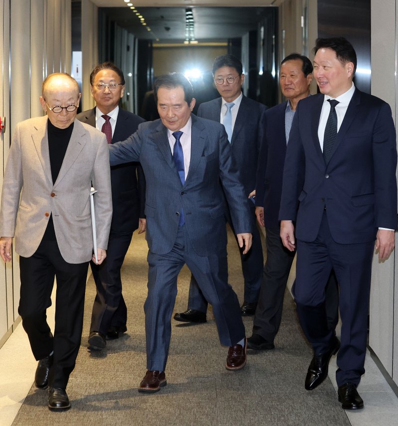 [서울=뉴시스] 최동준 기자 = 최태원(오쪽) 대한상공회의소 회장이 12일 서울 중구 대한상공회의소에서 열린 '경제원로 초청 간담회'에서 참석자들과 입장하고 있다.이날 간담회에는 정세균 전 국무총리, 이헌재 전 부총리 겸 재정경제부 장관, 유일호 전 경제부총리 겸 기획재정부 장관, 윤증현 전 기획재정부 장관이 참석했다. (공동취재) 2025.02.12. photo@newsis.com
