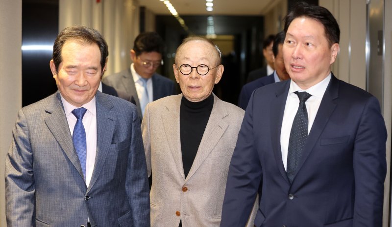 [서울=뉴시스] 최동준 기자 = 최태원(오쪽) 대한상공회의소 회장이 12일 서울 중구 대한상공회의소에서 열린 '경제원로 초청 간담회'에서 참석자들과 입장하고 있다.이날 간담회에는 정세균 전 국무총리, 이헌재 전 부총리 겸 재정경제부 장관, 유일호 전 경제부총리 겸 기획재정부 장관, 윤증현 전 기획재정부 장관이 참석했다. (공동취재) 2025.02.12. photo@newsis.com