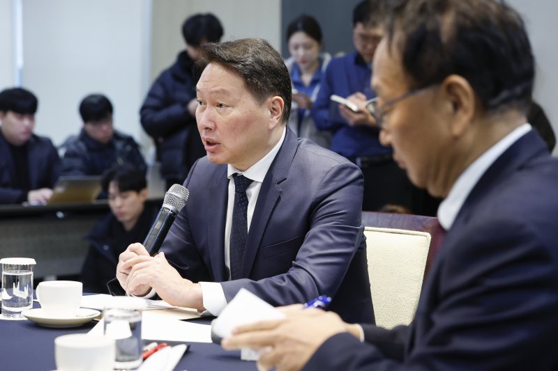 [서울=뉴시스] 최동준 기자 = 최태원 대한상공회의소 회장이 12일 서울 중구 대한상공회의소에서 열린 '경제원로 초청 간담회'에서 발언하고 있다. (공동취재) 2025.02.12. photo@newsis.com