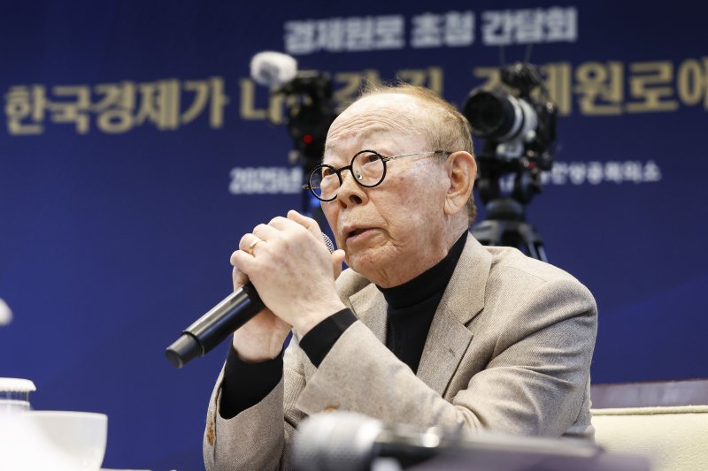 [서울=뉴시스] 최동준 기자 = 이헌재 전 부총리 겸 재정경제부 장관이 12일 서울 중구 대한상공회의소에서 열린 '경제원로 초청 간담회'에서 발언하고 있다. (공동취재) 2025.02.12. photo@newsis.com