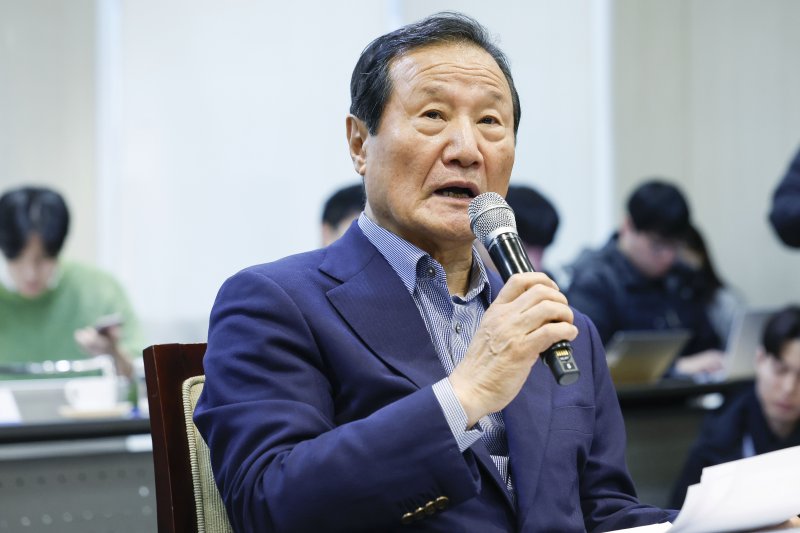 [서울=뉴시스] 최동준 기자 = 윤증현 전 기획재정부 장관이 12일 서울 중구 대한상공회의소에서 열린 '경제원로 초청 간담회'에서 발언하고 있다. (공동취재) 2025.02.12. photo@newsis.com