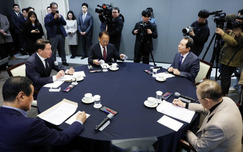 [서울=뉴시스] 최동준 기자 = 최태원 대한상공회의소 회장이 12일 서울 중구 대한상공회의소에서 열린 '경제원로 초청 간담회'에서 발언하고 있다.이날 간담회에는 정세균 전 국무총리, 이헌재 전 부총리 겸 재정경제부 장관, 유일호 전 경제부총리 겸 기획재정부 장관, 윤증현 전 기획재정부 장관이 참석했다. (공동취재) 2025.02.12. photo@newsis.com