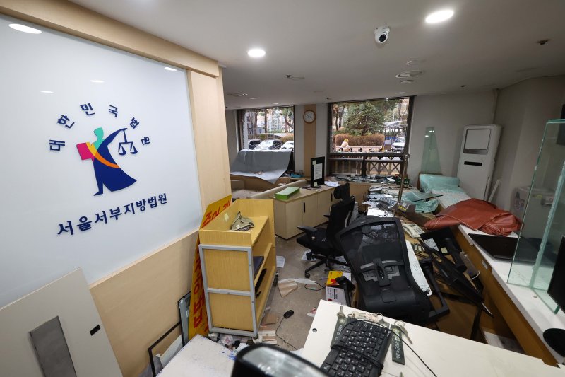 [서울=뉴시스] 황준선 기자 = 19일 오후 서울 마포구 서울서부지방법원에 윤석열 대통령 지지자들의 난입으로 파손된 시설물들과 집기 모습. 2025.01.19. hwang@newsis.com