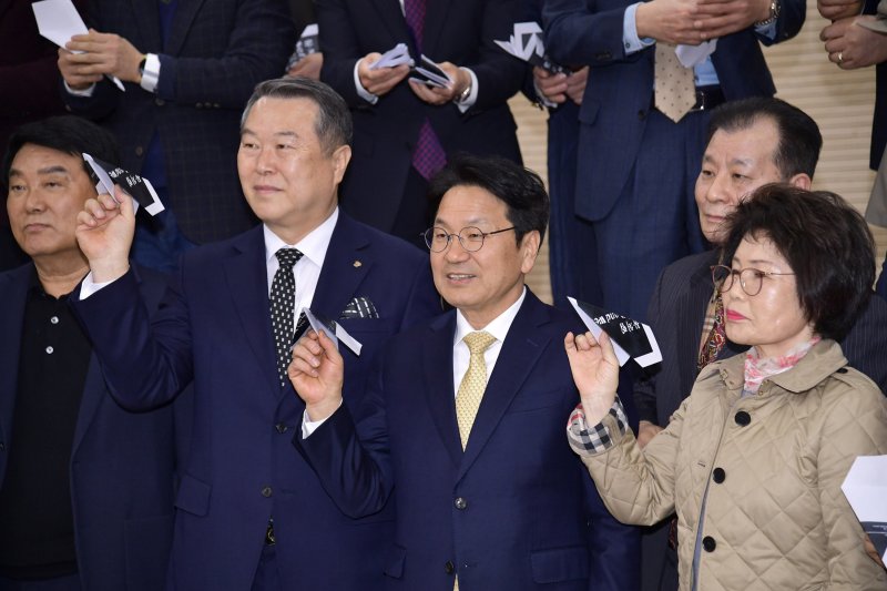전갑수 광주시체육회장 취임식에 참석한 내빈들이 광주 서구 염주체육관 국민생활관에서 종이비행기 날리기 퍼포먼스를 준비하는 모습(광주시 제공) 2023.2.16/뉴스1