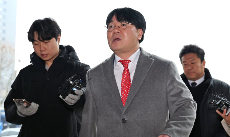 김건희 여사를 몰래 촬영한 영상을 보도한 혐의로 고발된 이명수 서울의소리 기자가 12일 오후 서울 서초경찰서에서 스토킹처벌법 위반 혐의 관련 조사를 받기 위해 피의자 신분으로 출석하고 있다. 2025.2.12/뉴스1 ⓒ News1 장수영 기자