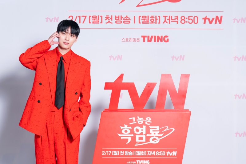 '그놈은 흑염룡' 최현욱 데뷔 첫 오피스물, 큰 재미로 다가와