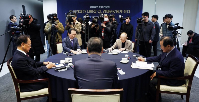 [서울=뉴시스] 최동준 기자 = 최태원(오른쪽) 대한상공회의소 회장이 12일 서울 중구 대한상공회의소에서 열린 '경제원로 초청 간담회'에서 발언하고 있다.이날 간담회에는 정세균 전 국무총리, 이헌재 전 부총리 겸 재정경제부 장관, 유일호 전 경제부총리 겸 기획재정부 장관, 윤증현 전 기획재정부 장관이 참석했다. (공동취재) 2025.02.12. photo@newsis.com