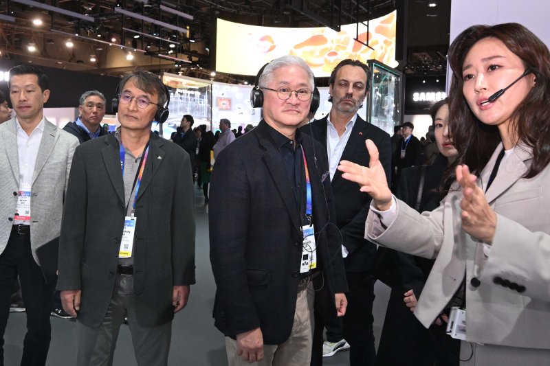 서경배 아모레퍼시픽그룹 회장이 세계 최대 가전·정보기술(IT) 전시회 CES 2025 개막일인 7일(현지시간) 미국 네바다주 라스베이거스 컨벤션센터(LVCC)에서 삼성전자 부스를 둘러보고 있다. (공동취재) 2025.1.8/뉴스1 ⓒ News1 신웅수 기자