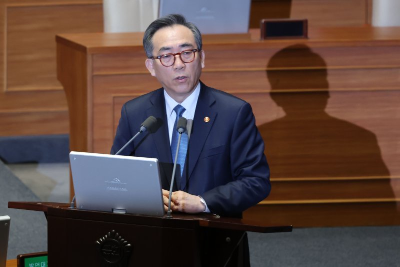 [서울=뉴시스] 권창회 기자 = 조태열 외교부 장관이 12일 오후 서울 여의도 국회에서 열린 제422회 국회(임시회) 제4차 본회의 정치·외교·통일·안보 분야 대정부질문에서 윤상현 국민의힘 의원의 질의에 답하고 있다. 2025.02.12. kch0523@newsis.com