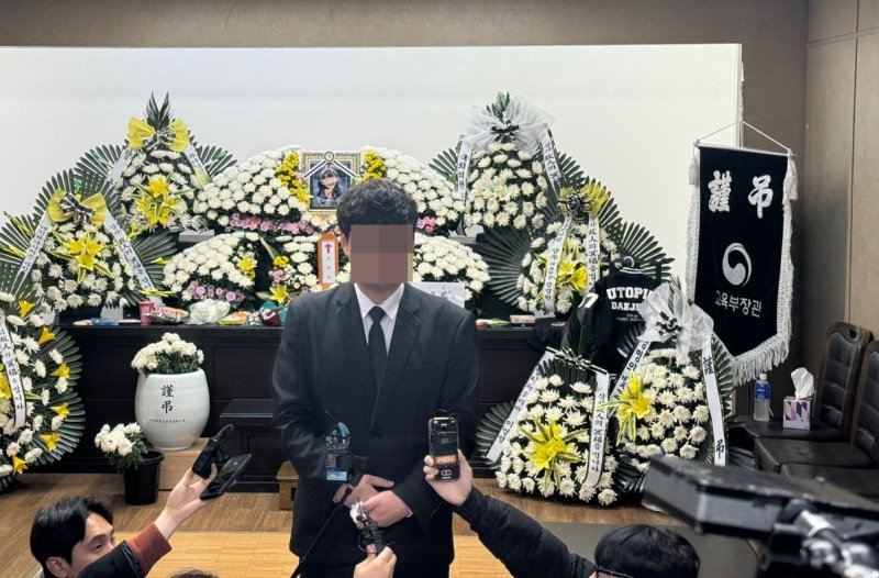 12일 대전 서구 건양대병원 장례식장에서 대전 초등생 피습사건 피해자 김하늘 양의 아버지가 취재진의 질문에 답하고 있다. 2024.2.12 /뉴스1 ⓒ News1 양상인 기자