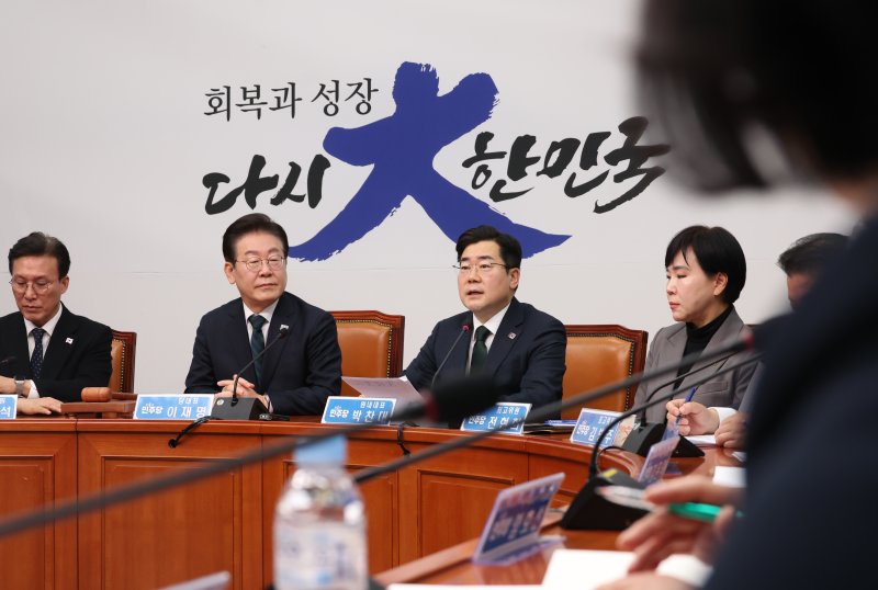 [서울=뉴시스] 고승민 기자 = 박찬대 더불어민주당 원내대표가 12일 서울 여의도 국회에서 열린 최고위원회의에서 발언하고 있다. 2025.02.12. kkssmm99@newsis.com