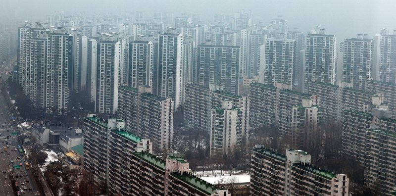 지난 12일 토지거래허가 해제구역으로 발표된 서울 잠실 리센츠 아파트 단지 모습. 사진=연합뉴스