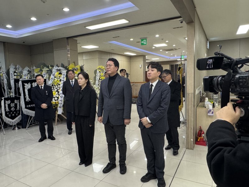 이준석 의원과 천하람 당대표 권한대행 겸 원내대표, 이주영 정책위의장이 12일 대전 건양대학병원 장례식장을 찾아 고 김하늘 양을 조문하고 있다. (개혁신당 공보실 제공)