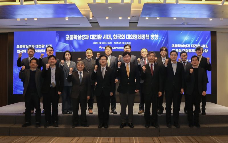 트럼프發 철강 '관세폭탄', 전략적 대응 수립 나서야… 日, 美에 철강 관세면제 요청