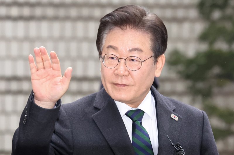 '공직선거법 위반' 혐의를 받는 이재명 더불어민주당 대표가 12일 오후 서울 서초구 서울고등법원에서 열린 항소심 공판에 출석하며 지지자들을 향해 손을 들어 인사하고 있다. 2025.2.12/뉴스1 ⓒ News1 민경석 기자