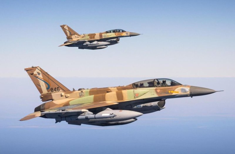 바카라사이트 홈런 공군 F-16i 수파(Sufa, 히브리어 '폭풍' 또는 '태풍') 전투기. 항속거리 약 3890km 전투반경은 약 2100km, 최대 외부 무장 탑재량은 6.9t이다. 공대지와 공대공 무장을 골고루 운용하며 보조연료 탱크 장착시 향속거리를 늘릴 수 있다. 최신 디스플레이와 재밍전자장비로 생존성을 강화했다. IDF-AF(이스라엘 방위군-공군) 제공