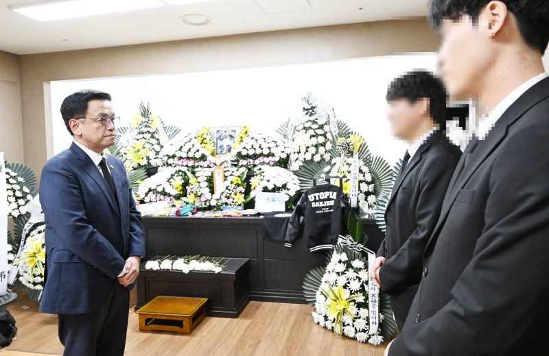 최상목 대통령 권한대행 부총리 겸 기획재정부 장관이 12일 대전 서구 건양대병원 장례식장에서 교사에게 피살된 김하늘양을 추모한 뒤 유가족과 대화를 나누고 있다. (기획재정부 제공. 재판매 및 DB 금지) 2025.2.12/뉴스1