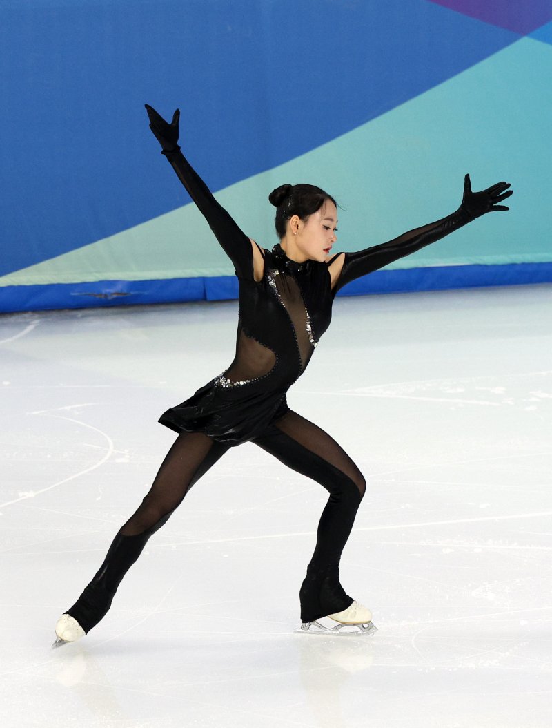'개인 최고점' 피겨 김채연, 쇼트 2위…1위 사카모토와 3.15점차(종합)[하얼빈AG]