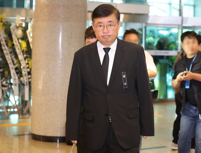 박순관 아리셀 대표가 5일 오후 경기도 화성시청에서 열린 아리셀 화재 희생자 유족 교섭단과 사측 첫 교섭에 참석하고 있다. (공동취재) 2024.7.5/뉴스1 ⓒ News1 김도우 기자